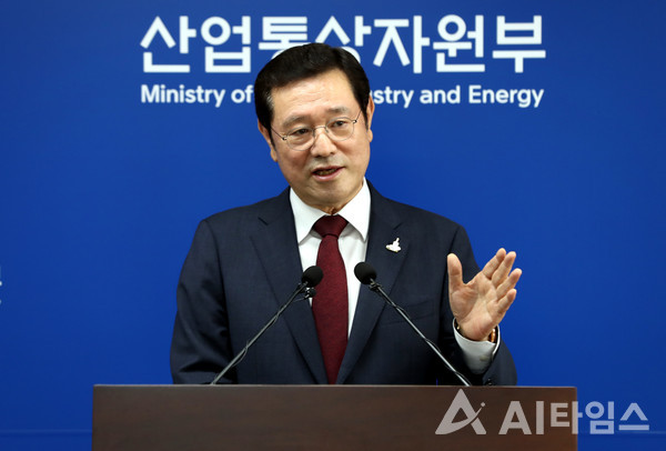 이용섭 광주광역시장이 지난해 6월 3일 세종시 산업통상자원부에서 경제자유구역 공식 지정과 관련해 언론브리핑을 하고 있다. (사진=광주광역시 제공).