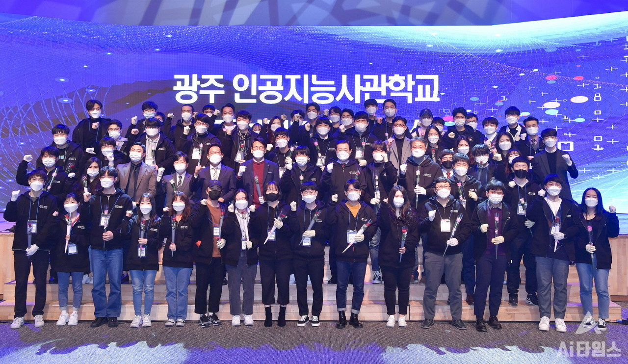 광주 인공지능사관학교는 실무형 인공지능(AI) 핵심인재를 양성하기 위해 지난해 6월 개교했다. 사진은 지난해 11월 수료생 1기 155명과 광주광역시장이 11월 27일 오후 서구 김대중컨벤션센터 다목적홀에서 열린 제1기 인공지능사관학교 성과보고회 및 수료식에 참석해 기념촬영을 하고 있다. (사진=광주광역시 제공).