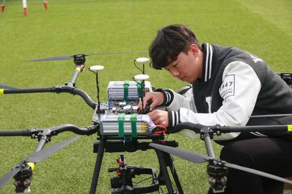 여수공고 드론과의 학생이 프로젝트에 참여하고 있는 모습. (사진=여수공고 제공).