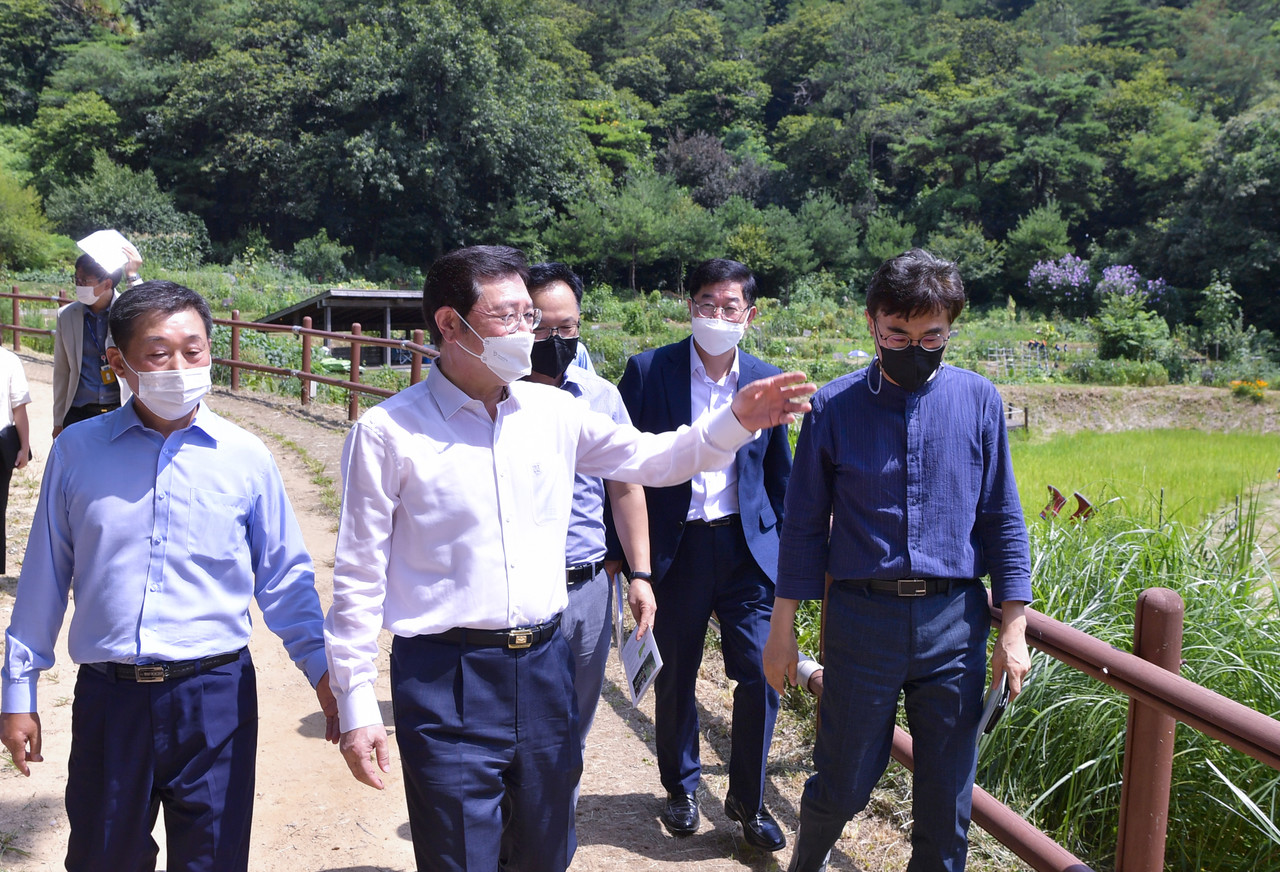 이용섭 광주광역시장이 지난달 북구 한새봉농업생태공원에서 열린 '일곡전환마을 에너지거점 센터 개소식'에 참석해 에너지자립공원 둘러보고 있다. (사진=광주광역시 제공).