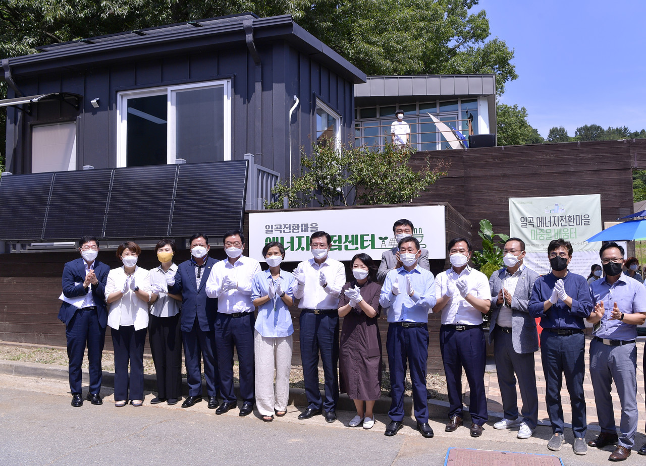 이용섭 광주광역시장이 지난달 북구 한새봉농업생태공원에서 열린 '일곡전환마을 에너지거점 센터 개소식'에 참석해 조석호 시의회 부의장, 문인 북구청장, 윤난실 청와대 제도개혁비서관 등 내빈들과 센터 현판 제막을 한 뒤 기념촬영을 하고 있다. (사진=광주광역시 제공).