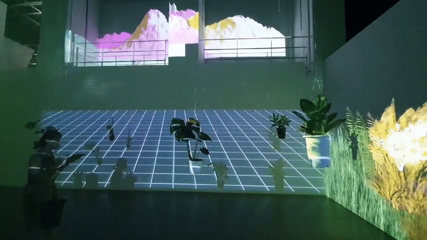 광주시립미술관에서 오는 10월 31일까지 열리는 '메타 가든' 전시회는 인공지능(AI)‧빅데이터 기술 등 첨단 기술과 현대 미술이 융합한 작품들을 선보였다. 광주디자인비엔날레 기념 특별기획으로 열린 이번 전시는 메타버스에서 ‘가상’을 뜻하는 ‘메타’의 의미를 차용해 ‘가상‧추상’적인 테크놀로지 예술 정원을 구현했다. 여러 작품들 가운데 서상희 작가의 '메타가든 속 가상정원'은 실제 식물을 천장으로부터 길게 매달아 그림자가 가상 정원에 비치게 함으로써 가상과 현실의 공간이 서로 상호작용하도록 설계됐다. (사진=윤영주 기자).