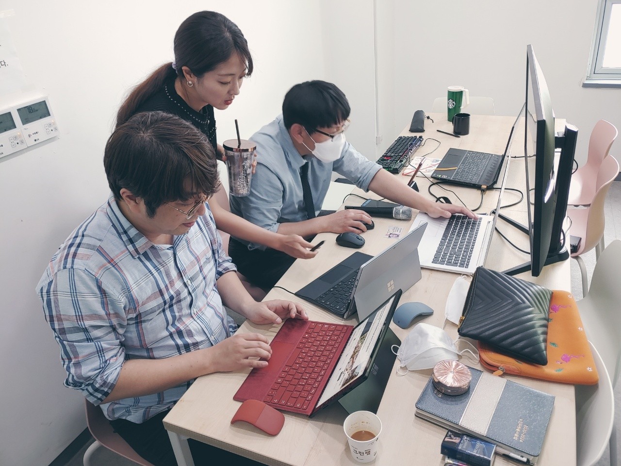 파디엠의 개발자들이 주어진 근무 시간 내 연구 활동을 마치기 위해 서로 협업하고 있는 모습. (사진=파디엠 제공).