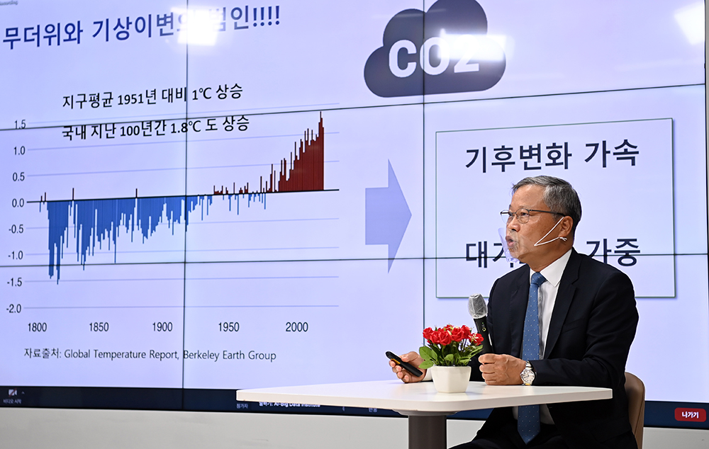 윤의준 한국에너지공과대학교 총장이 '대체 에너지가 도대체 왜 나왔나요'라는 주제로  강연을 펼쳤다. 호남대학교 AI빅데이터연구소에서 진행되는 ‘궁금한 수요일-AI 알못(알지 못하는)들을 위한 시간'은 전국 고등학생을 중심으로 AI 시대 지식을 공유하고 진로 선택에 도움이 되기 위해 마련된 자리다.  (사진=호남대 제공). 