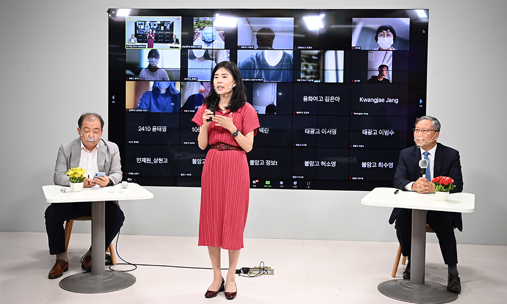  호남대학교 AI빅데이터연구소에서 ‘IT 알못(알지못하는) 특강은 전국 고등학생을 대상으로 ZOOM 프로그램을 통해 온라인으로 진행됐다.  양승학 호남대학교 교수(왼쪽), 백란 호남대학교 AI빅데이터연구소 소장, 윤의준 한전공대 총장(오른쪽). (사진=호남대 제공).