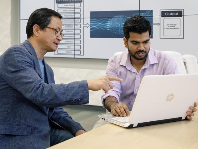 최윤수 교수와 그의 연구소에서 박사과정 중인 알카마 세이드. (사진=University of Houston). 