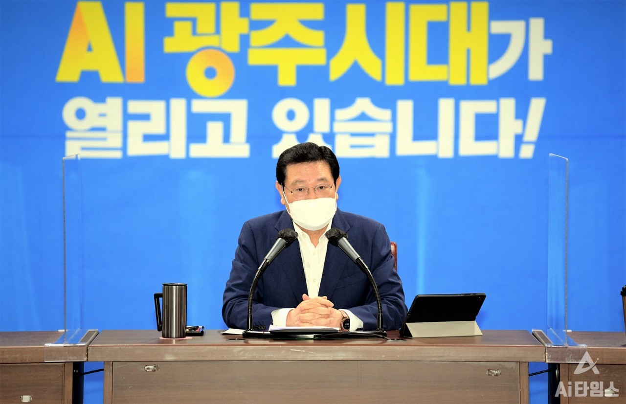 이용섭 광주광역시장이 17일 오전 시청 중회의실에서 확대간부회의를 주재하고 있다. 이 시장은 “대선 경선 후보들이 광주 발전 사업들을 공약에 최대한 반영할 수 있도록 노력해 달라”고 강조했다. (사진=광주광역시 제공).