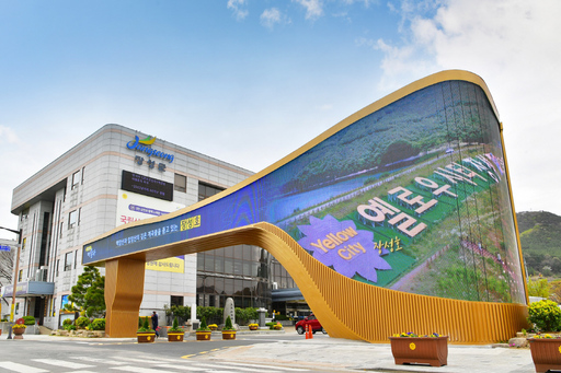 장성군은  국토교통부 주관 디지털 트윈국토 공모 시범사업에 선정돼 국비 7억원을 지원받아  진원면‧남면‧황룡면 일원 90㎢을 메타버스로 구현한다.  ‘옐로시티 장성! 스마트성장 프로젝트’로 군내 빈집과 노후 건축물의 효율적 관리, 도로, 농지, 산지 등 훼손지역 확인을 통한 신속복구 대응 및 의사결정 모델을 지원할 예정이다.  (사진=장성군 제공).