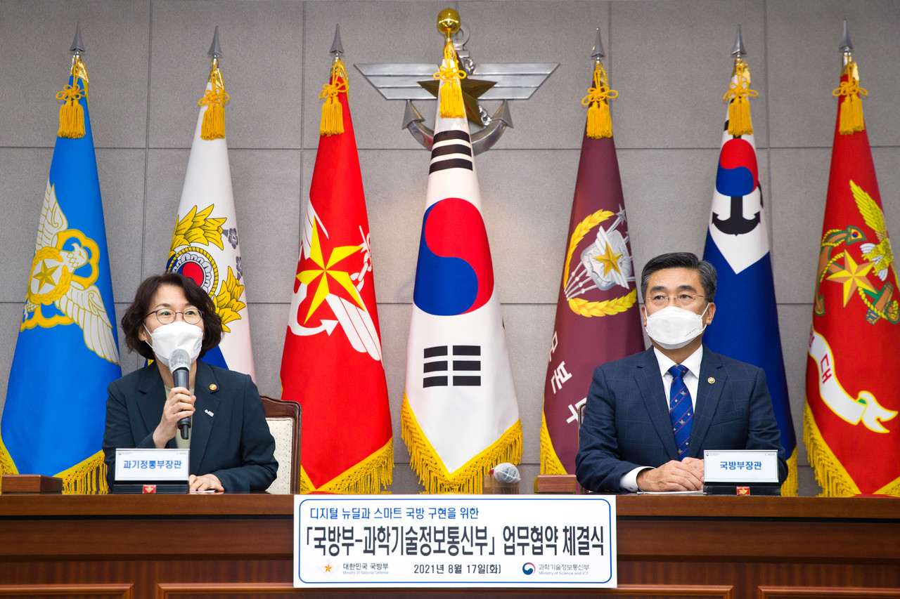 임혜숙 과기정통부 장관(왼쪽)과 서욱 국방부 장관(오른쪽)(사진=과기정통부)