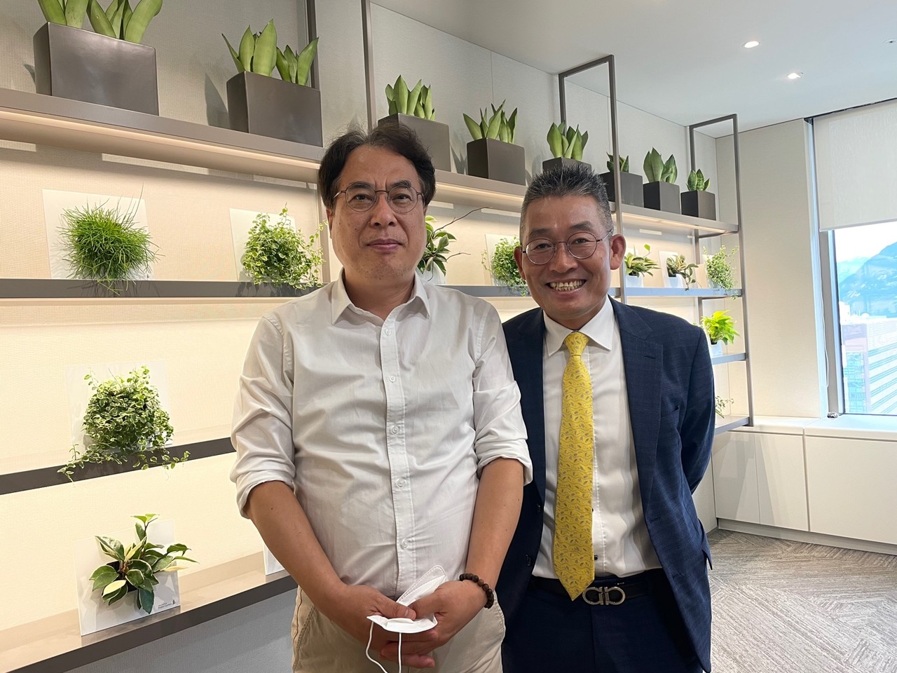 서재영 상무(우)가 기업 회계 재무 및 공시 분석 전문가인 김수헌 글로벌 모니터 대표(좌)와의 인터뷰를 끝내고 사진을 촬영을 위해 포즈를 취했다. (사진=이하나 기자)