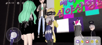 메타버스 상영관 모습. 서서 배회하는 아바타들이 많다.(사진=행사 캡처)