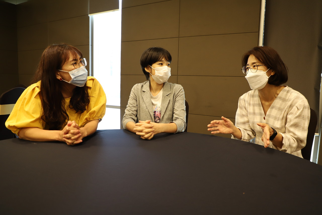 교육에 참여한 예비창업자들은 대체로 오랜 기간 단절된 경력으로부터 창업에 대한 두려움을 느꼈고, 이번 프로젝트를 통해 창업의 꿈을 이룰 수 있는 기회를 가졌다고 말헀다. 예비 창업자 (왼쪽부터) 최수미,  문혜진,  장혜진 씨가 프로젝트 참여 소감에 대해 이야기 하고 있다.  (사진=구아현 기자).