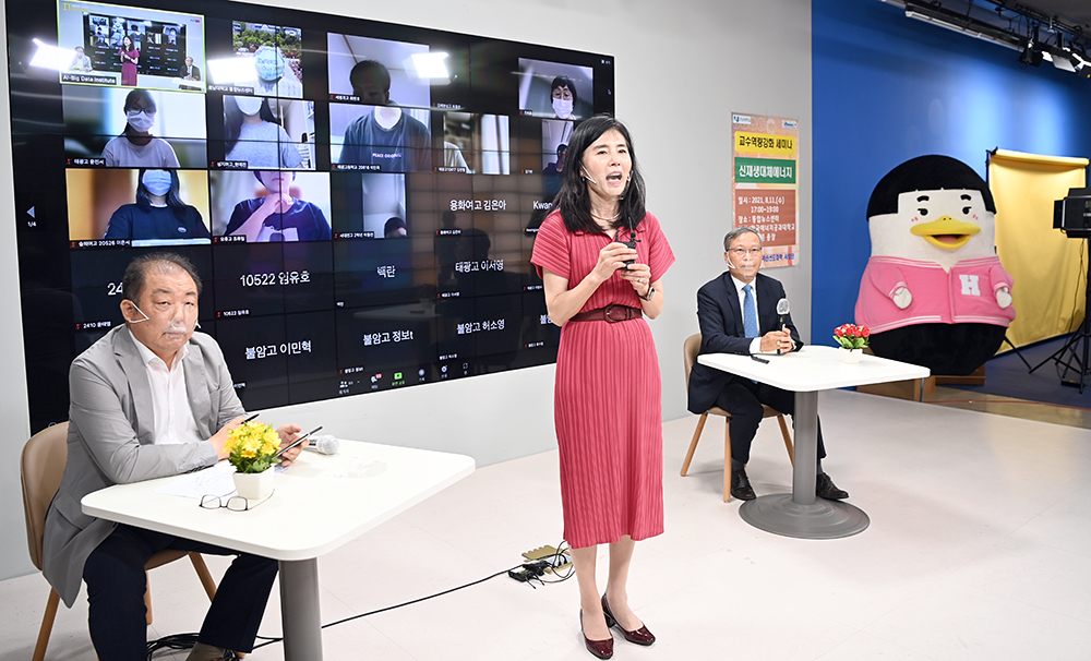 호남대학교 IT스퀘어 3층 통합뉴스센터에서  6월부터 전 국민을 대상으로 ‘궁금한 수요일-IT알못(알지 못하는)들을 위한 시간’ 특강이 ZOOM과 생방송 호남대 TV 유튜브를 통해 실시간 방송되고 있다. 왼쪽부터 양승학 교수, 백란 교수, 윤의준 한전공대 총장. (사진=호남대학교 제공).