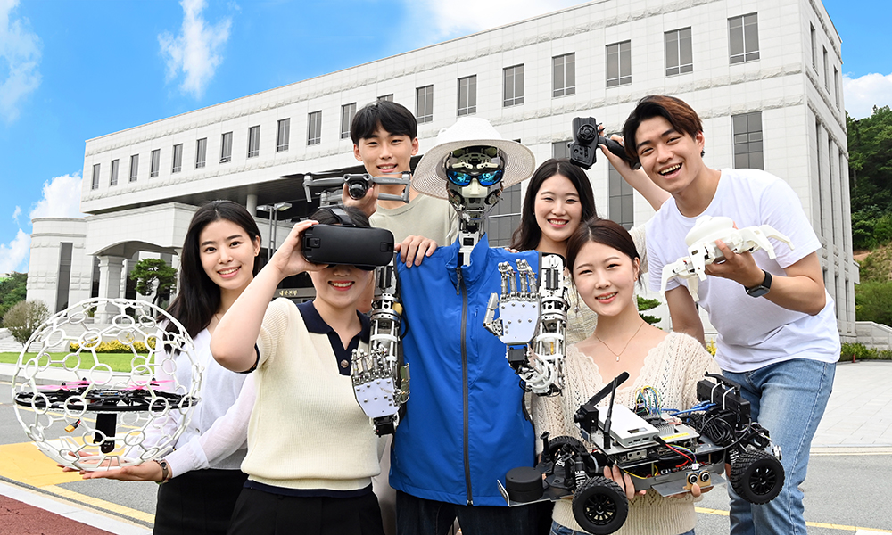 호남대학교는 ‘전교생을 AI 융합인재로 양성한다’는 비전을 실현을 위해 전교생이 AI 교과목을 의무적으로 이수하도록 교육과정을 개편했다. AI필수 이수과목에 따라 AI 교양과목 9학점과 AI 전공융합과목 6학점을 더해 총 15학점을 이수해야 한다.  전국 대학 최초로 AI 캠퍼스를 구축해 AI 전용 강의실과 스마트 강의실 등 최첨단 교육시설과 장비를 마련했다. (사진=호남대학교 제공).