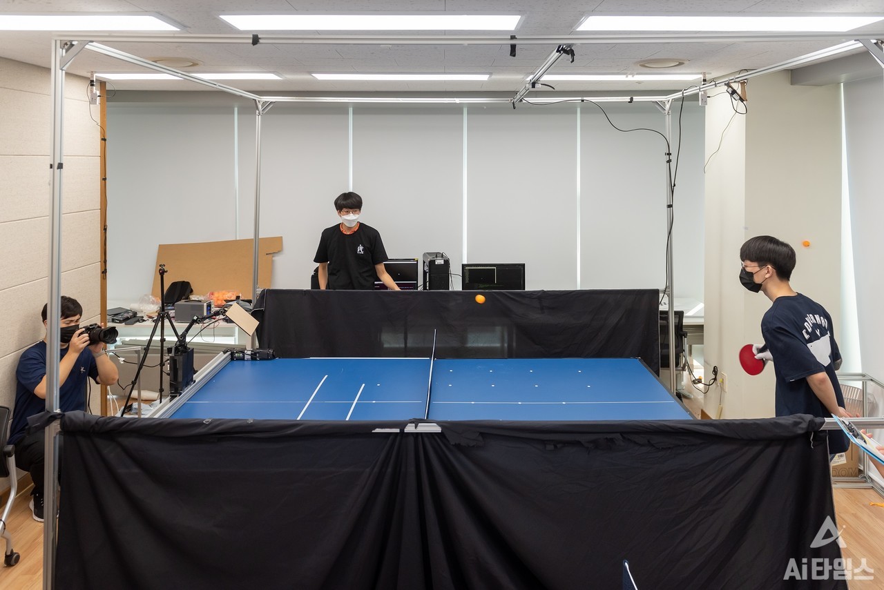 ‘2021 창의융합경진대회’에서 대상을 수상한 '탁구왕 김탁구' 팀의 탁구 경기 모습. (사진=지스트 제공).