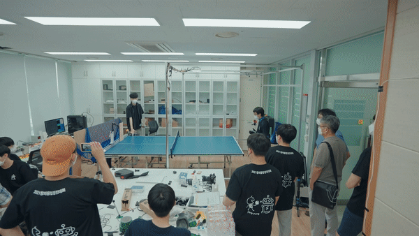 광주과학기술원(지스트‧GIST) 융합기술원이 최근 ‘2021 창의융합경진대회’를 열었다. 이 가운데 ‘탁구 로봇 콘테스트’는 도전문제를 수행해 순위를 경쟁하는 방식으로 탁구머신에서 나오는 탁구공을 탁구로봇이 맞히는 것과 탁구로봇과 참가 학생 간 탁구경기를 하는 방식으로 진행됐다. (영상=지스트 제공).