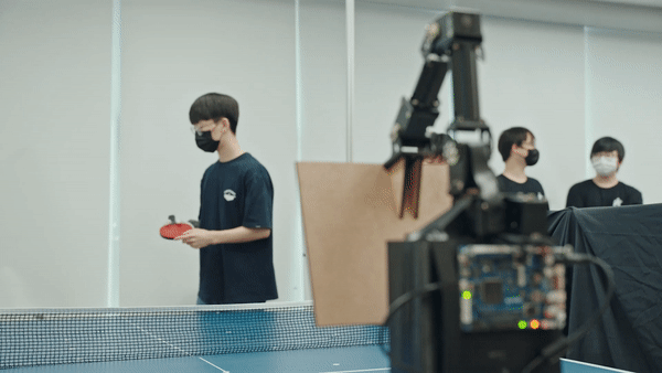 2021 창의융합경진대회의 '탁구 로봇 콘테스트'에서는 예선을 거쳐 기본 검증을 통과한 로봇들만 결승에 올라가 토너먼트를 진행했다. 결승에서는 한 라운드마다 로봇과 사람이 랠리를 더 많이 수행한 팀이 점수를 얻고, 5점에 먼저 도달하는 팀이 이기는 방식이다. 영상은 김이룸 팀장인 탁구 로봇과 랠리를 펼치는 모습. (영상=지스트 제공).