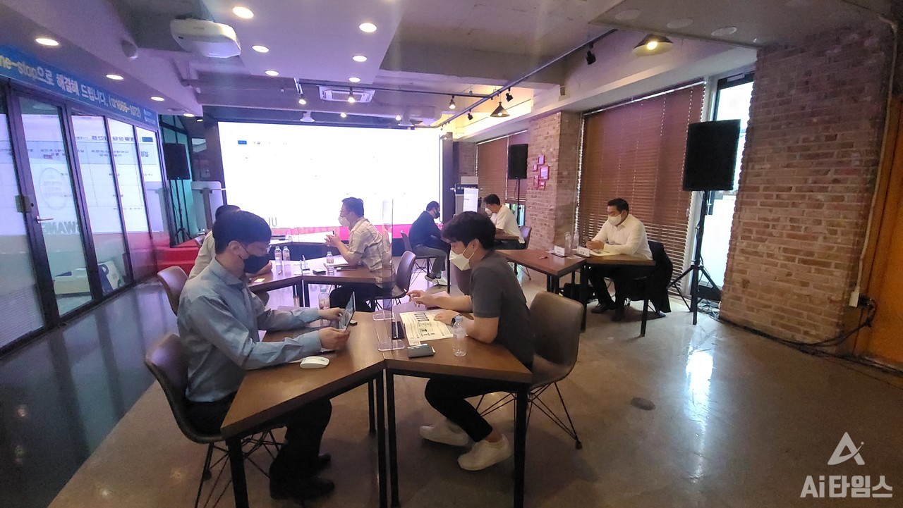 26일 광주AI창업캠프에서 열린  ‘인공지능 파트너십 데이’에서 AI 기업과 투자사가 1:1 상담을 하고 있다. (사진=구아현 기자).