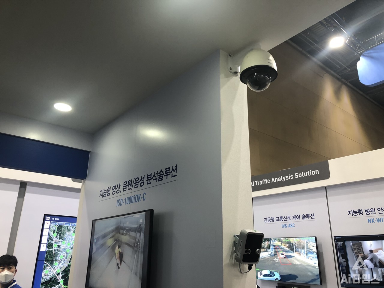 CCTV 아래 설치된 아이브스의 이상음원탐지시스템으로 사각지대에 발생한 이벤트를 소리를 통해 알 수 있다. (사진=김동원 기자)