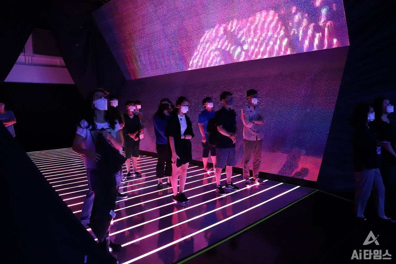  '환상극장' 전시관을 찾은 관람객들이 망원경 모양의 반사터널 안에서 작품을 감상하는 모습. (사진=구아현 기자). 