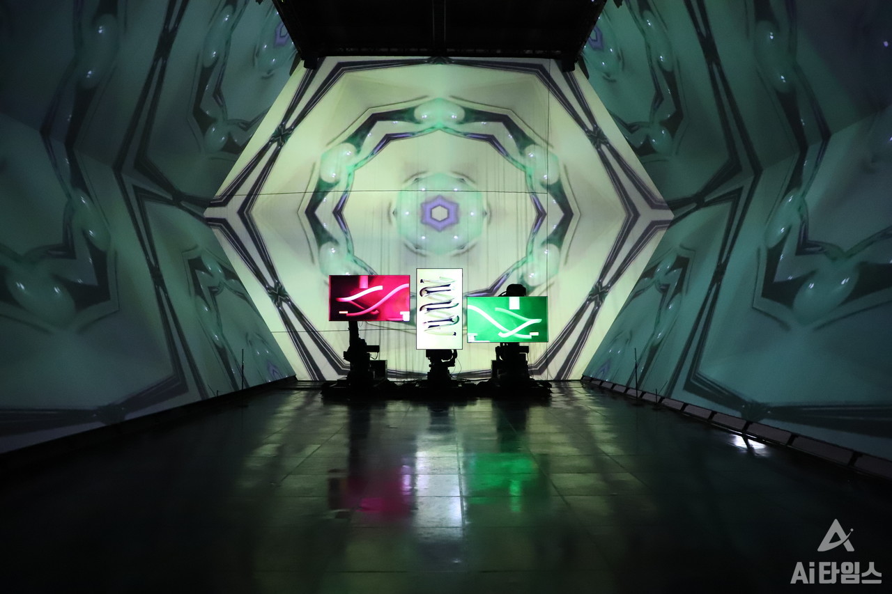 국립아시아문화전당 '환상극장' 亞문화전당 복합1관 ‘환상극장’ 전시관에 들어서자 육각형 모양의 신비로운 망원경 공간이 펼쳐진다. 작품은 팀보이드(teamVOID)의 ‘이상한 구체(Odd Spheres)’. (사진=구아현 기자). 