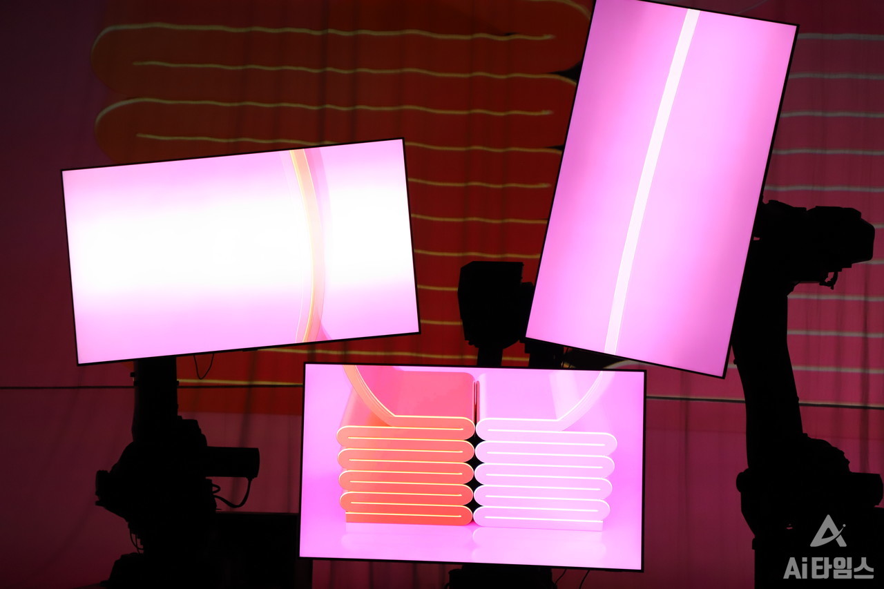 팀보이드(teamVOID)의 ‘이상한 구체(Odd Spheres)’에서 산업용 로봇 로봇암이 다양한 움직임으로 작품을 표현하고 있다.(사진=구아현 기자). 