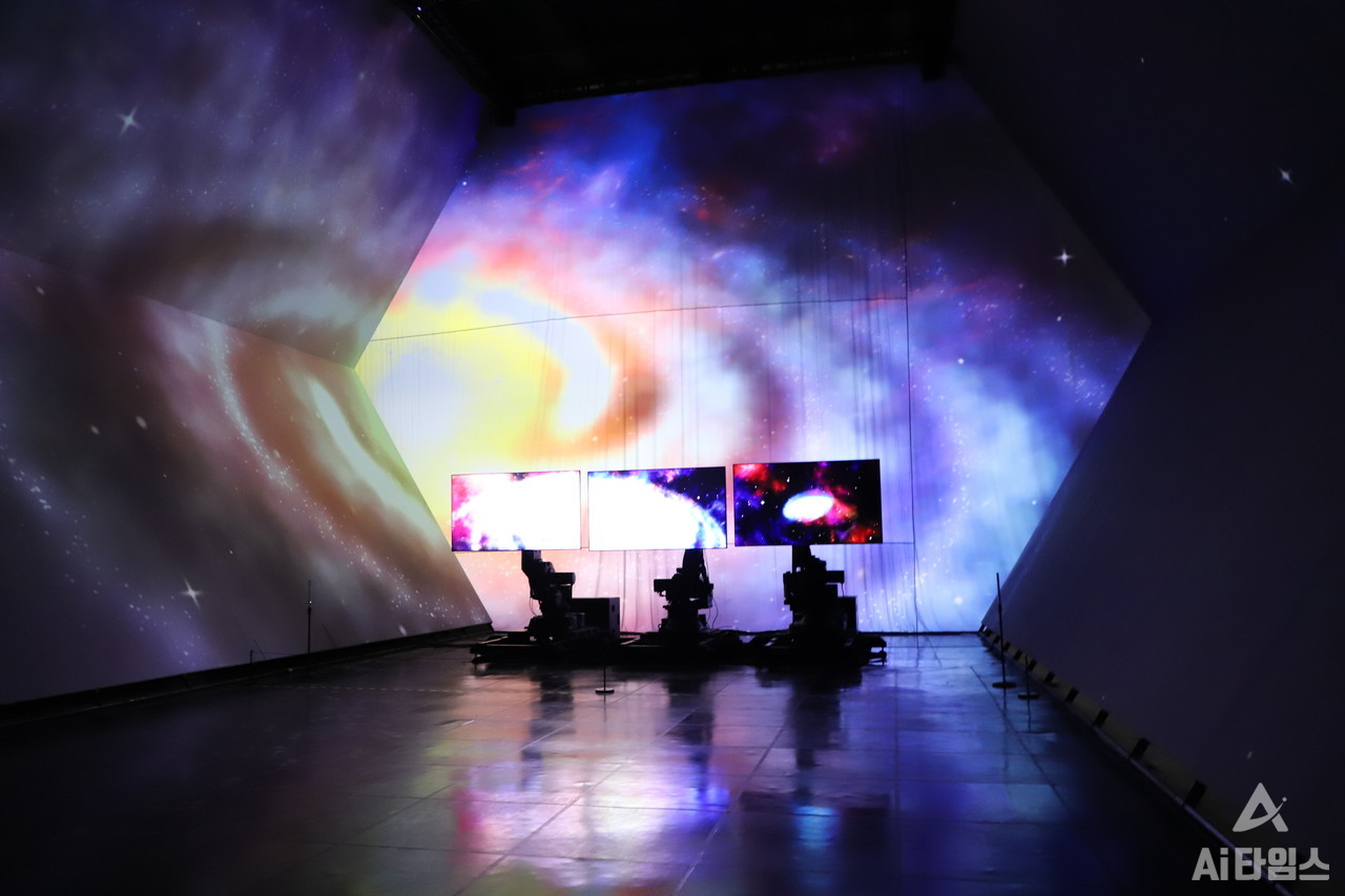 환상극장 전시 마지막장의 ‘코스모스 우주의 시공간을 거닐다’ 작품. (사진=구아현 기자). 