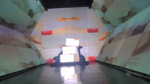 양민하 작가의‘뛰는 여인들(Running Women): Moving Display Version’의 작품 속 2백만 개의 선들은 수학적 알고리즘에 의해 그려졌다. (사진=구아현 기자). 