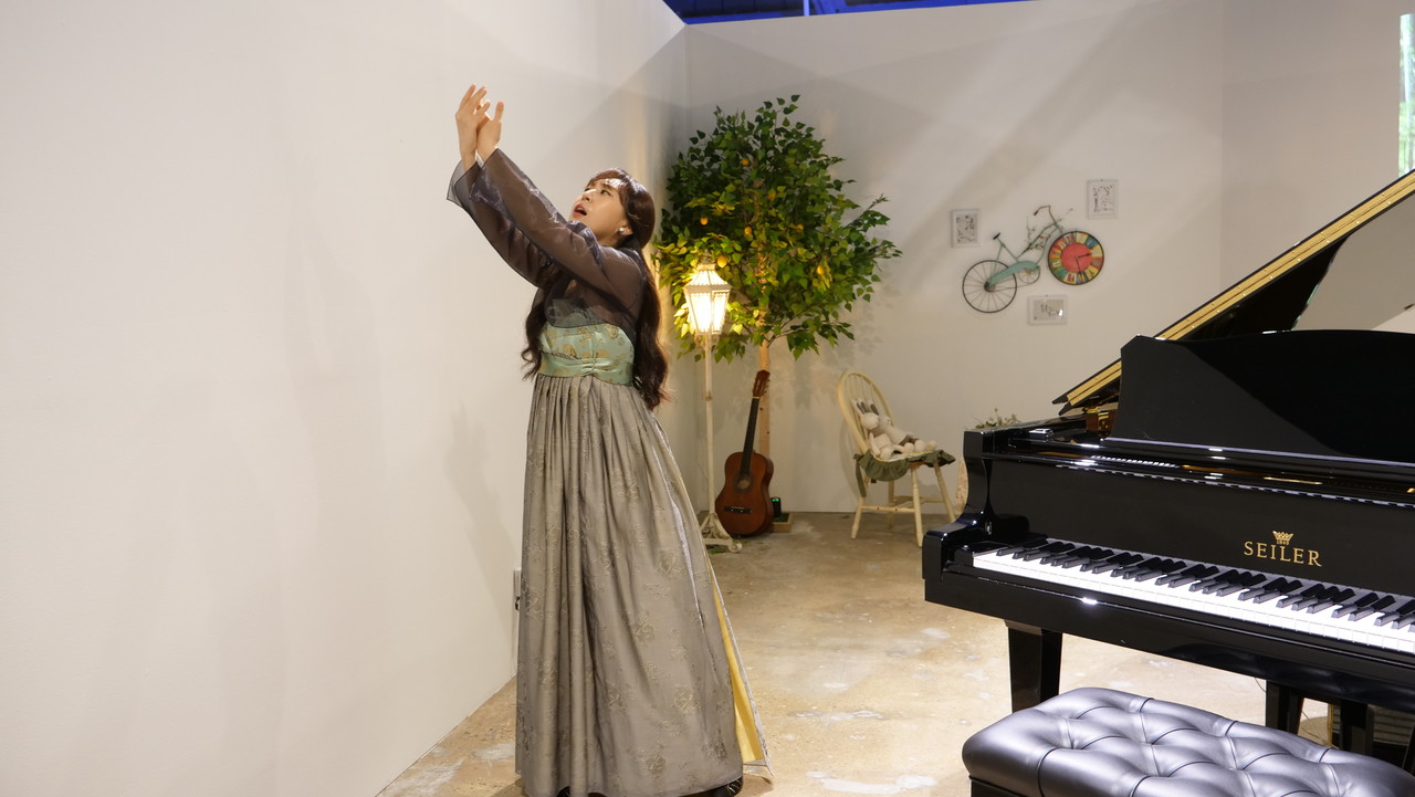 1일 개막한 '2021 광주디자인비엔날레'의 인공지능(AI)관 오프닝 행사에서 소프라노 남하린씨가 안창욱 광주과학기술원(GIST) 교수팀과 함께 AI작곡가 '이봄'의 곡에 자동피아노와 뮤지컬 형식의 스토리를 입혀 '회색 무지개(Gary Rainbow)'란 곡명으로 공연을 펼쳤다. (사진=남하린 제공).