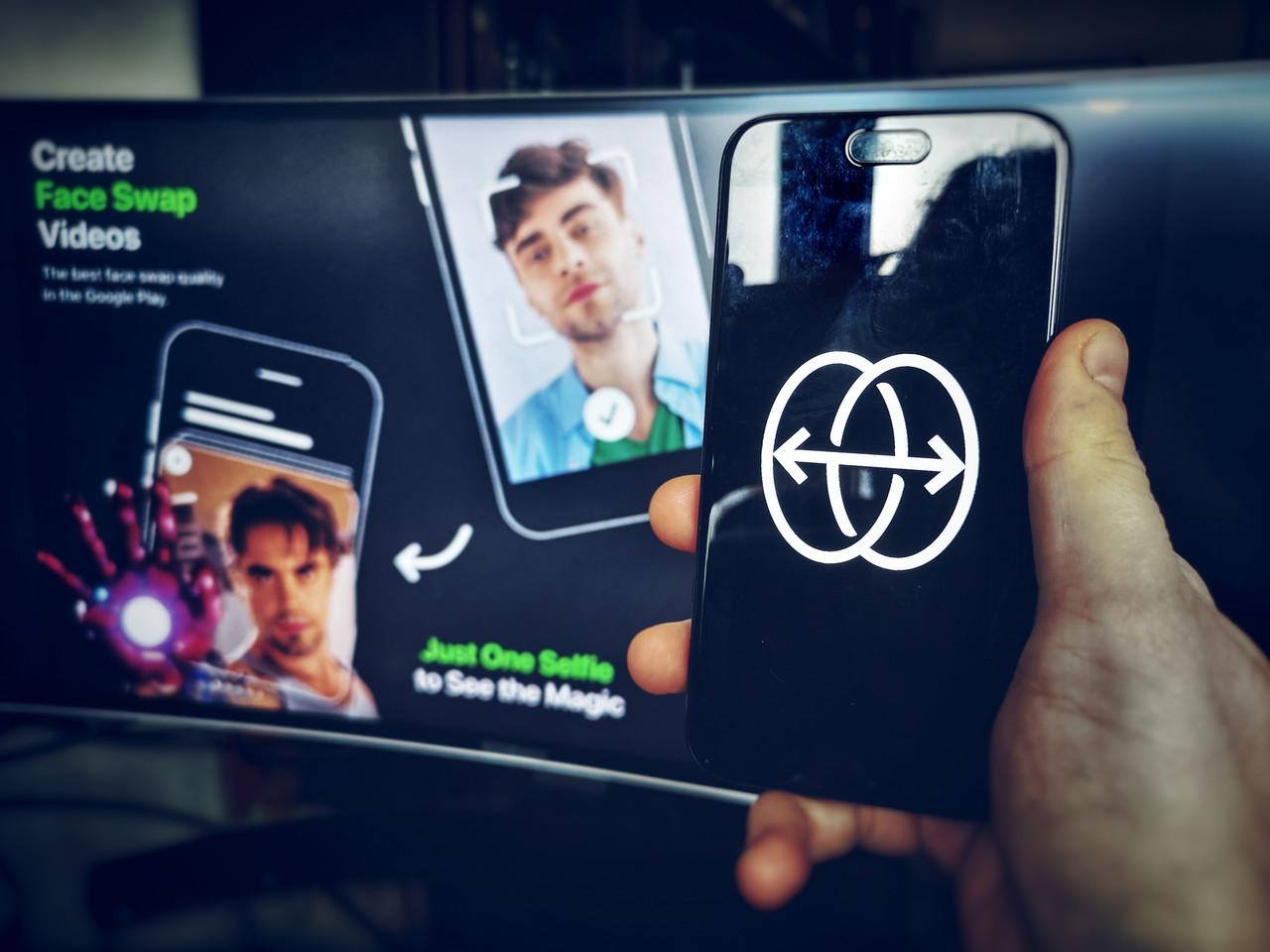 리페이스(Reface) 애플리케이션으로 얼굴 스왑 앱 아이콘을 손으로 사용중인 모습. (사진=셔터스톡)