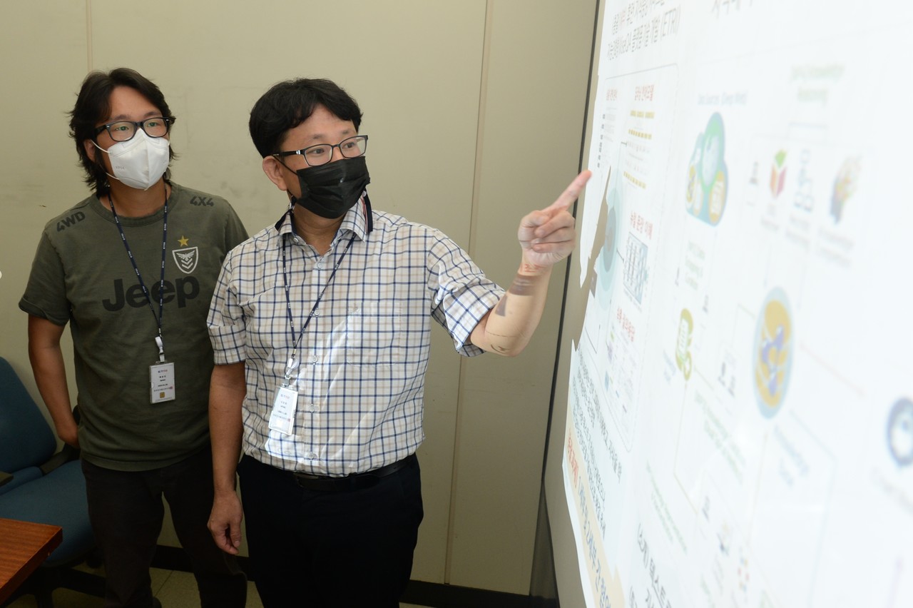 ETRI 연구진(왼쪽부터 배용진 선임연구원, 임준호 책임연구원)이 오피스문서에 활용할 수 있는 API 기술을 설명하고 있다. (사진=ETRI)