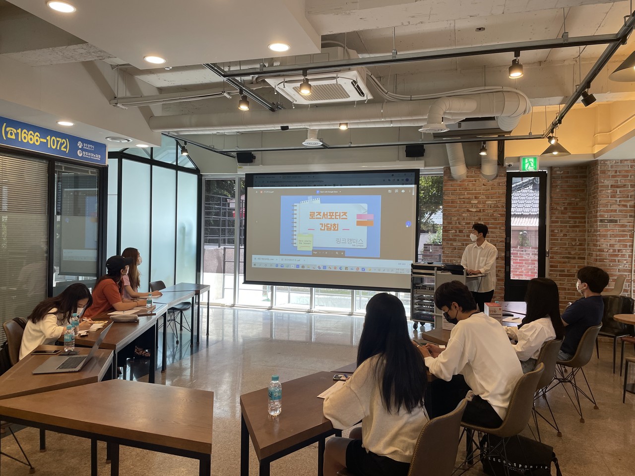 조선대학교 장미거리 활성화를 위해 8월 17일 개최된 로즈서포터즈 간담회에서 링크캠퍼스와 로즈서포터즈가 상권 활성화 방안을 논의하고 있다. (사진=링크캠퍼스 제공).