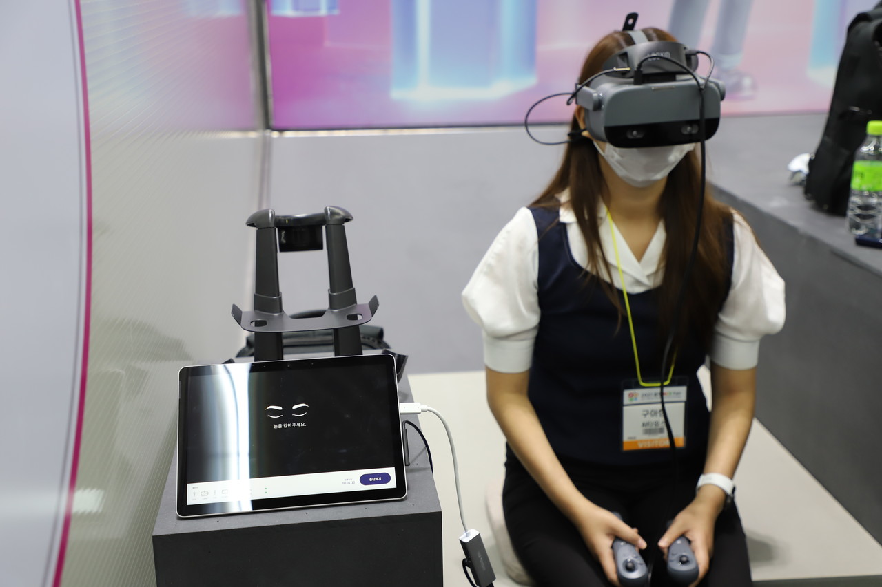 9일 기자가 직접 '2021 에이스페어' 메타버스 주제관에 마련된  룩시드랩스 인지기능 테스트가 가능한  VR 게임을 체험했다. (사진=구아현 기자.) 