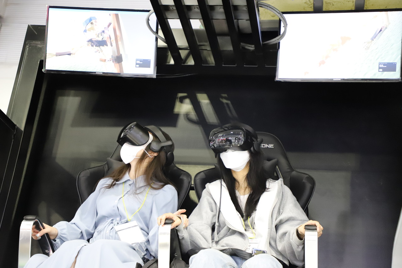 9일 열린 2021 에이스페어에서 관람객들이 전라북도콘텐츠융합진흥원 부스에 마련된 VR 체험을 즐기고 있다. (사진=구아현 기자).