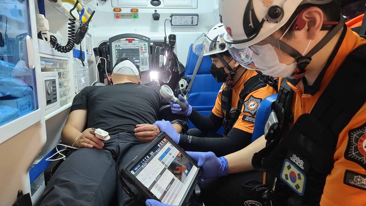 광주광역시 소방안전본부가 5개 119 안전센터 구급차를 대상으로 인공지능 기반 응급의료시스템 검증을 위한 실증 작업을 벌이고 있다. (사진=광주시 제공).