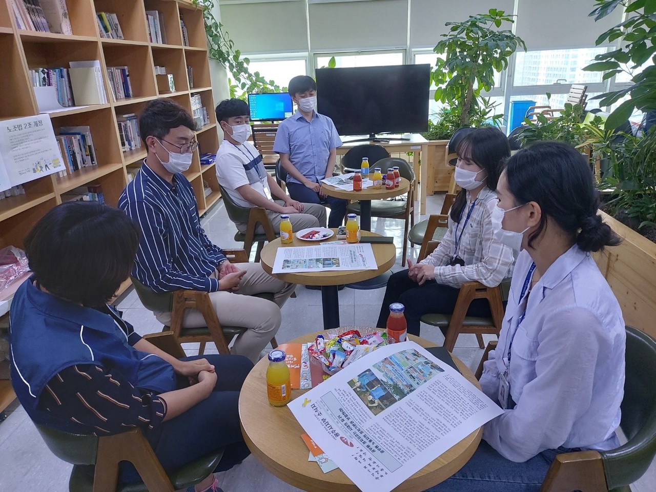 특허 발명자들이 함께 모여 기술에 대해 논의하고 있는 모습. 