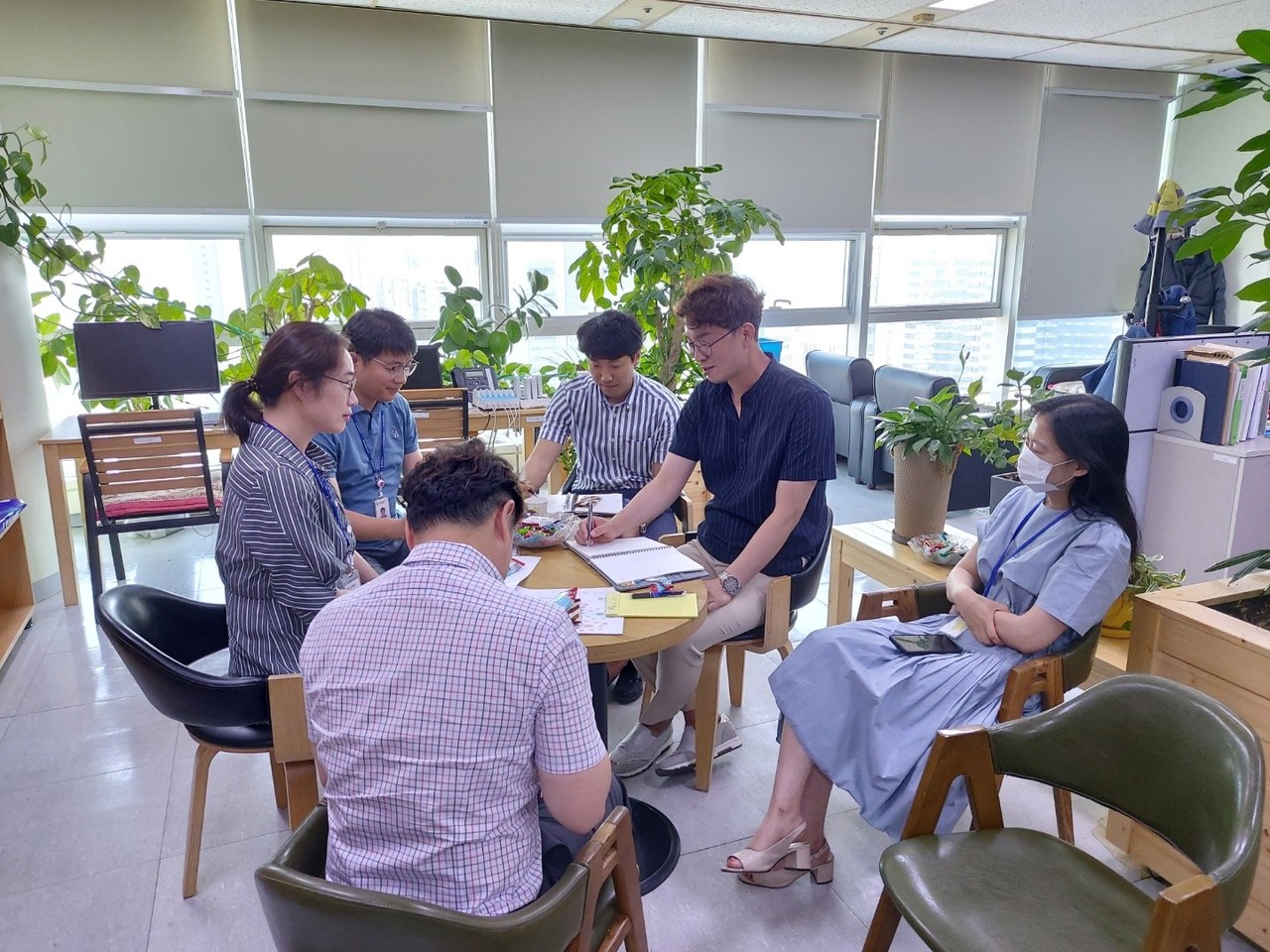 특허 발명자들은 대부분 회의를 개인 시간을 할애해 진행했다. 업무 공백이 없어야 한다는 게 발명자들의 약속이었다고 한다.  