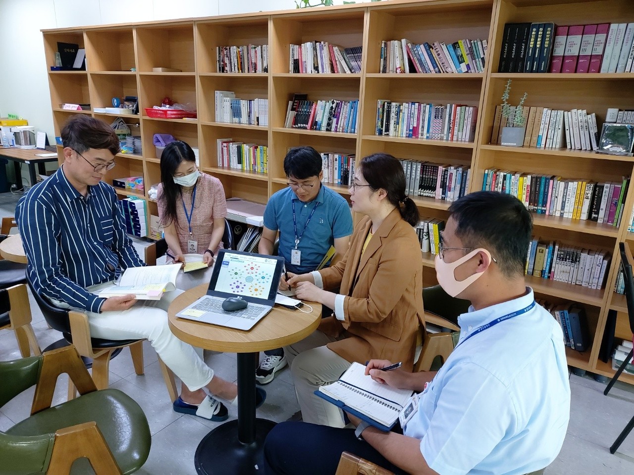 발명자들의 회의 모습. 왼쪽이 나우철 주무관. 