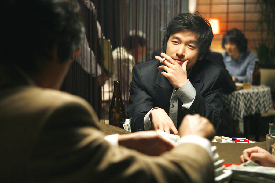영화 ‘타짜’에서 전문도박사로 등장하는 배우 조승우의 모습. (사진=CJ 엔터테인먼트).