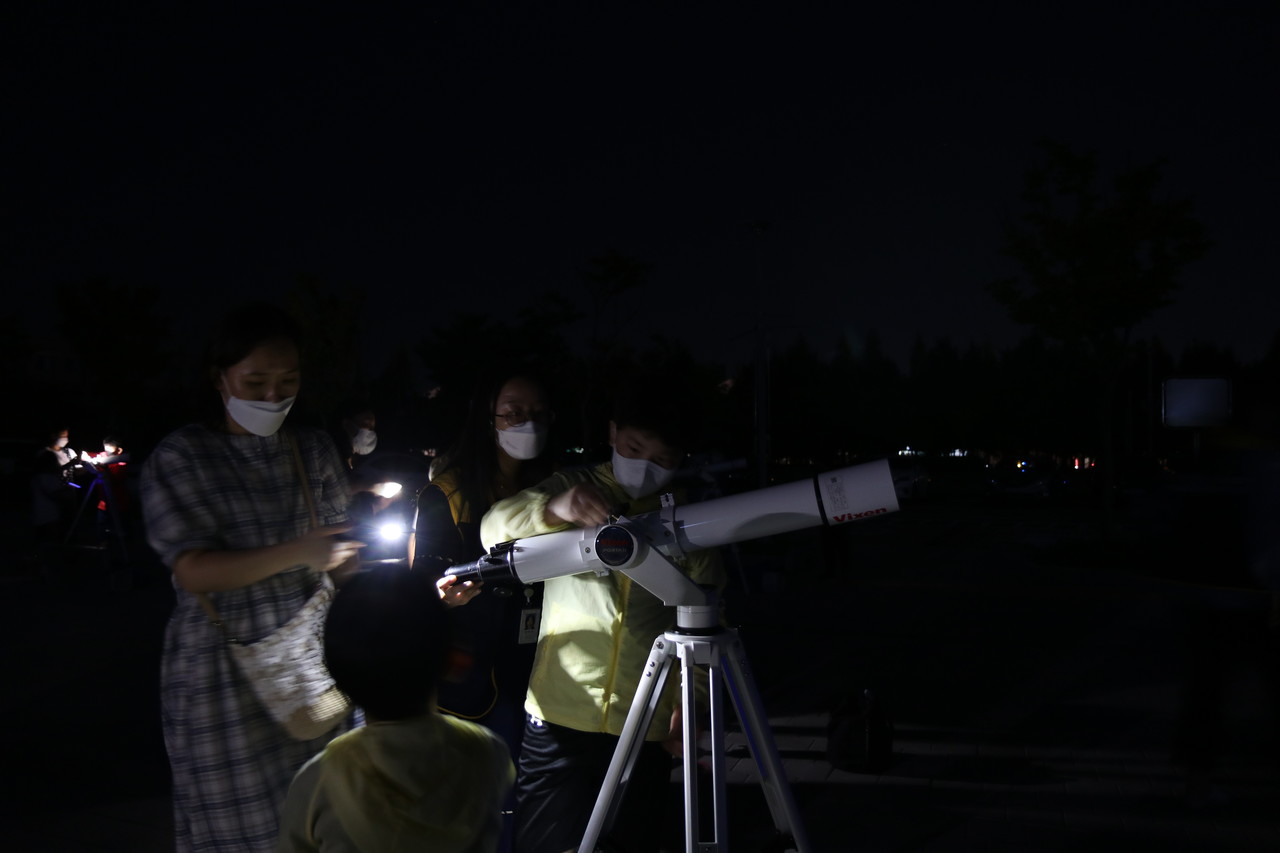 국립광주과학관은 15일 ‘한가위 과학 한마당-Thanks Science Day’  행사의 일환으로 '밤하늘 관측대장'을 개최했다. 이날 프로그램에 참여한 학생들이 야외광장에서 천체를 직접 관측하는 체험을 하고 있다. (사진=국립광주과학관 제공).