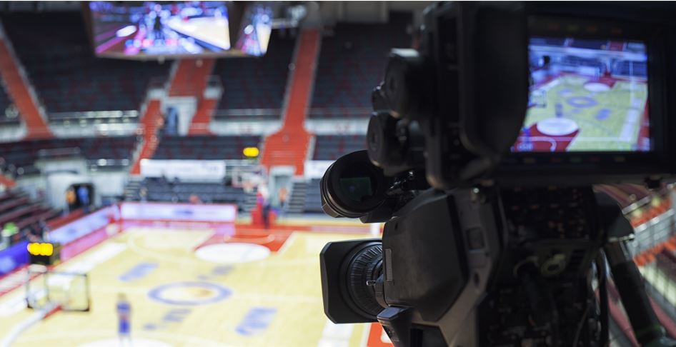 TV 카메라가 농구 경기를 방송할 준비하고 있다. (출처=셔터스톡)