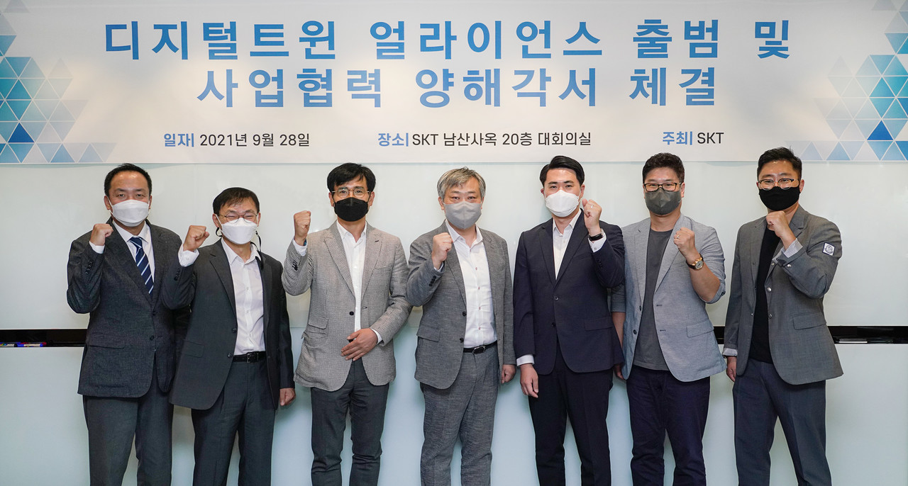 왼쪽부터 문귀동 다쏘시스템 제조영업본부장, 노주환 에스디플렉스 대표, 신용식 SK텔레콤 IoT Co장, 송병훈 한국전자기술원 SMIC센터장, 하태진 버넥트 대표, 윤재민 플럭시티 대표, 유훈상 위즈코어 성장사업본부장이 참석했다. (사진=SKT)