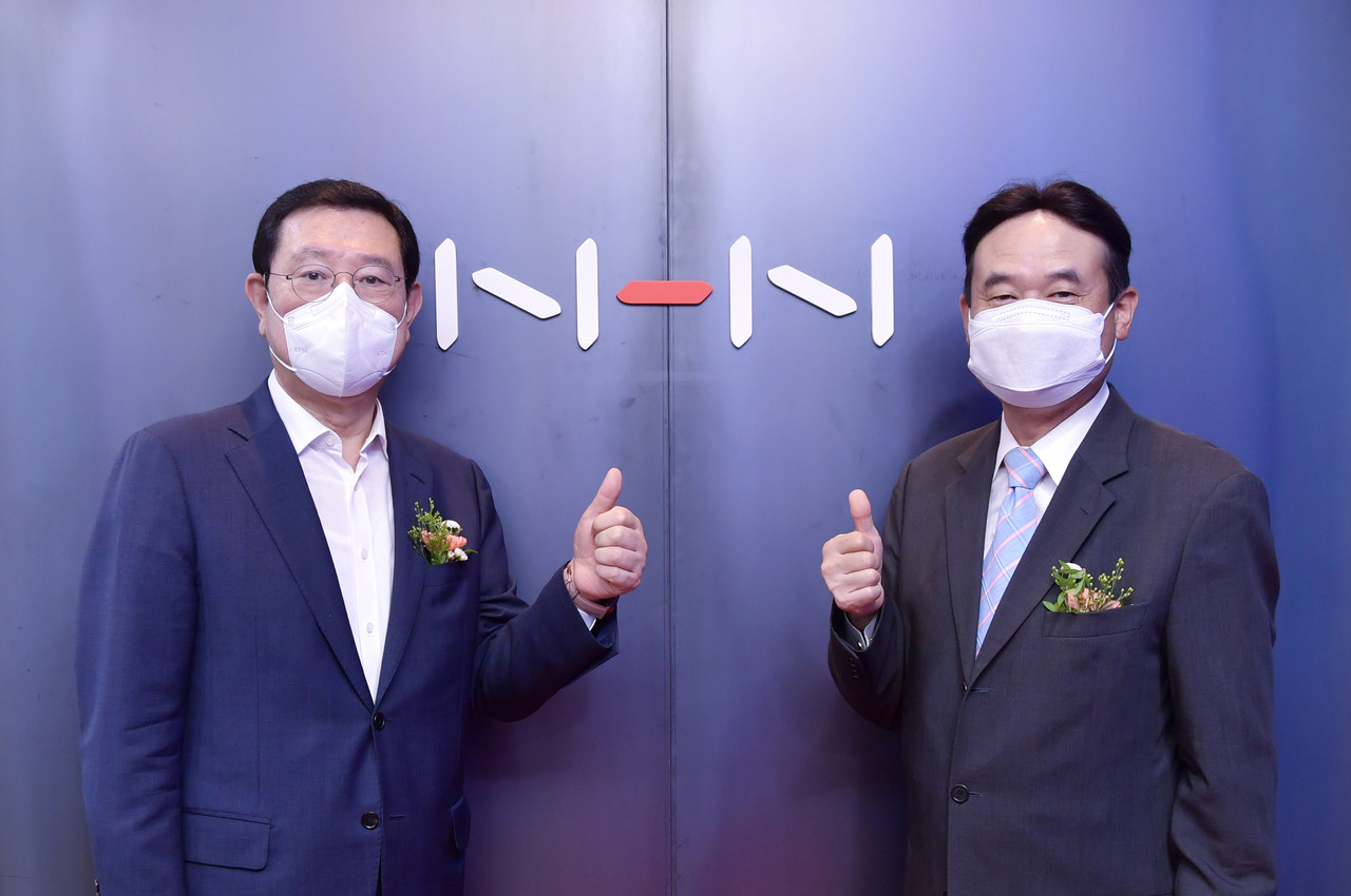 이용섭 광주광역시장이 지난 8월 서구 삼성화재 상무사옥에서 열린 NHN㈜ 광주사무소 개소식에 참석해 백도민 NHN㈜클라우드사업부문 대표(CIO)와 엄지를 들고 포즈를 취하고 있다. (사진=광주광역시 제공).