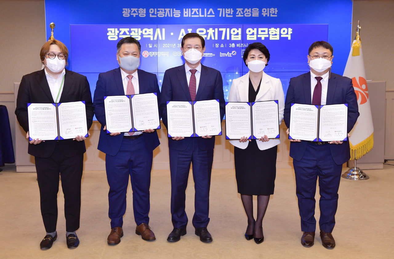 이용섭 광주광역시장이 15일 오후 시청 비즈니스룸에서 인공지능(AI) 전문기업인 ㈜아크릴, ㈜이노뎁, ㈜인비즈, ㈜코랩 등과 광주형 인공지능 비즈니스 기반 조성을 위한 업무협약을 체결하고 있다./광주광역시 제공