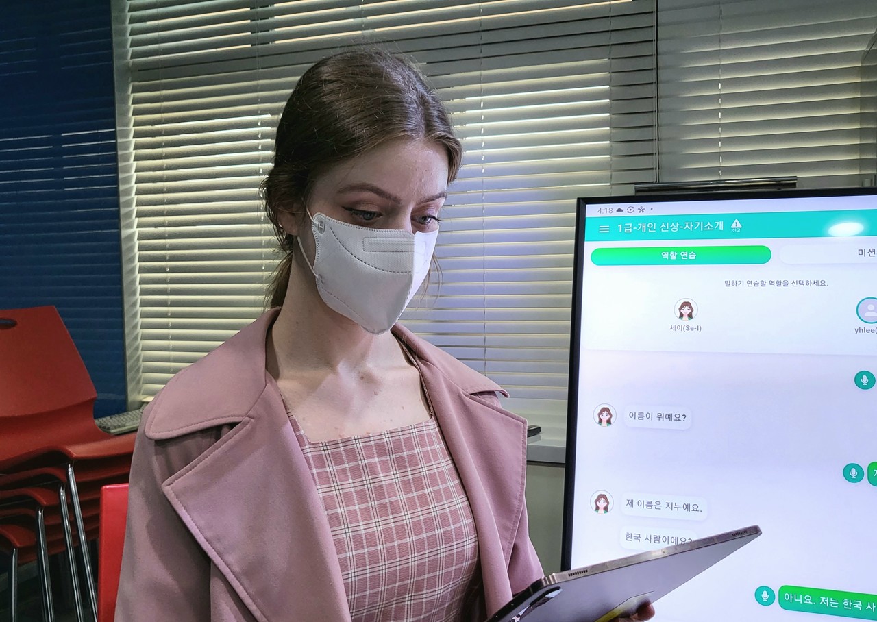 충남대에 다니는 셀레네 칼례 학생이 인공지능 언어교육 시스템이 적용된 세종학당 한국어 말하기 학습 어플리케이션을 시연하고 있다. (사진=ETRI)