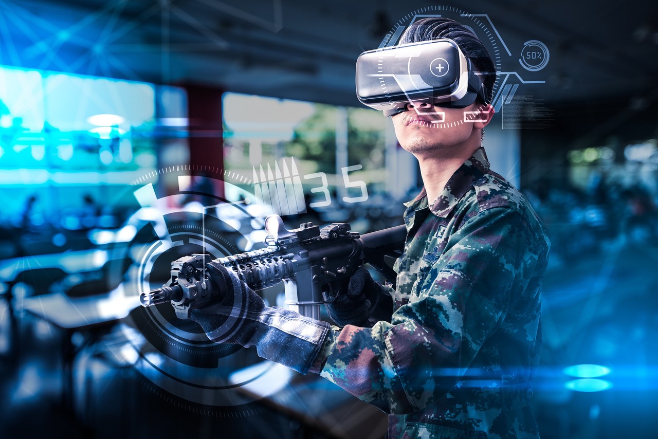 인공지능 기술과 VR 시뮬레이터 등이 각 부대에 보급되기 시작하면서 첨단기술 전력화가 속도를 내고 있다. (사진=셔터스톡). 