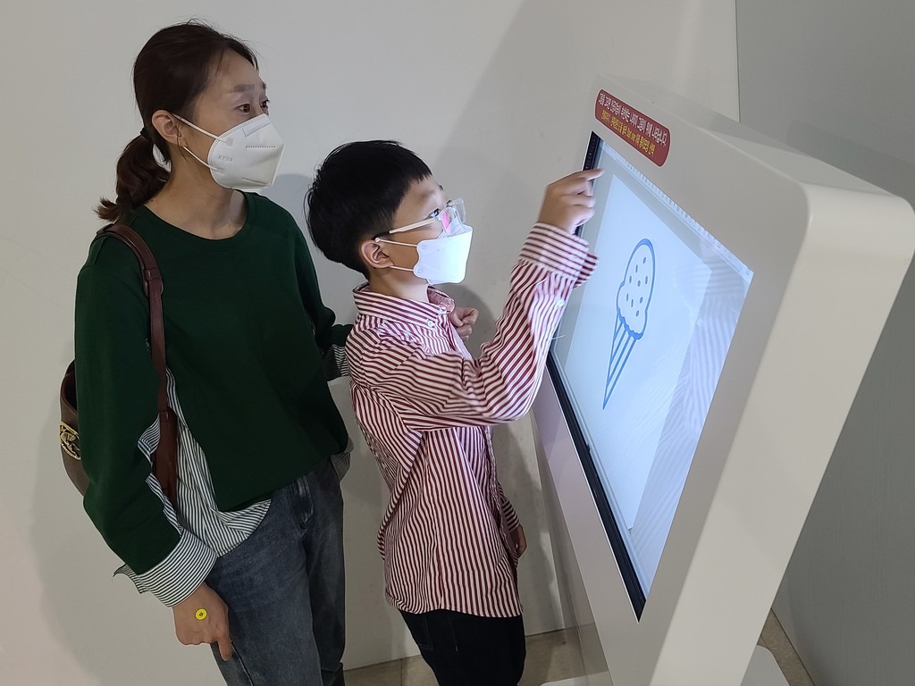 학부모 김유미 씨와 자녀 박일우군(10)이 'AI과 함께하는 드로잉 체험'을 하고 있는 모습. (사진=구아현 기자).