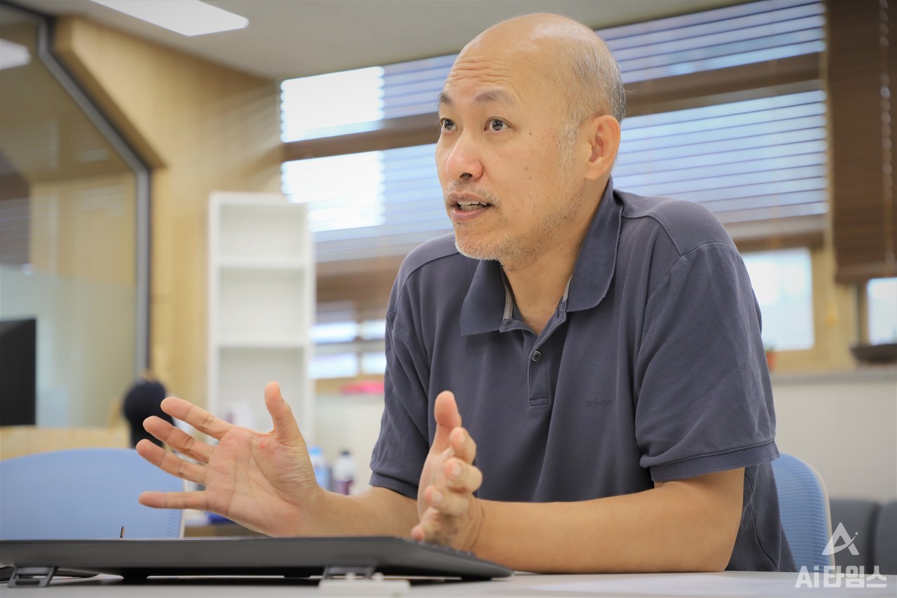 김종원 GIST AI대학원장은 향후 HPC-AI 공용인프라 구축사업을 통해 HPC-AI 인프라를 공용으로 운영하면서 해당 모델이 어떤 가치가 있는지 경험해볼 수 있는 선도적인 역할을 하기를 바란다"며 "그 파일럿 기능을 성공적으로 수행하는 데 있어 GIST가 리더십을 갖고 중추적인 역할을 할 것"이라고 기대감을 내비쳤다. (사진=유형동 기자).