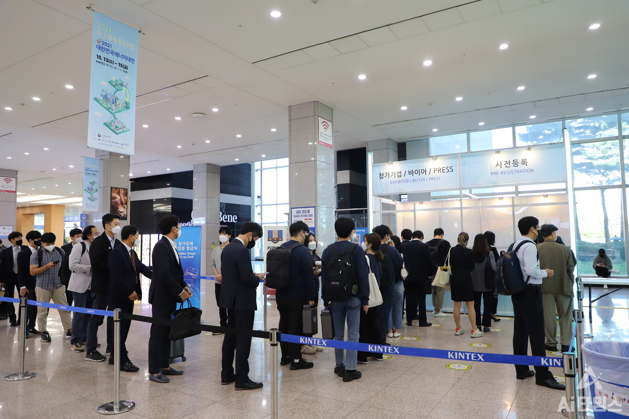 13일 열린 '제1회 탄소중립 EXPO'를 방문한 참관객들. (사진=윤영주 기자).