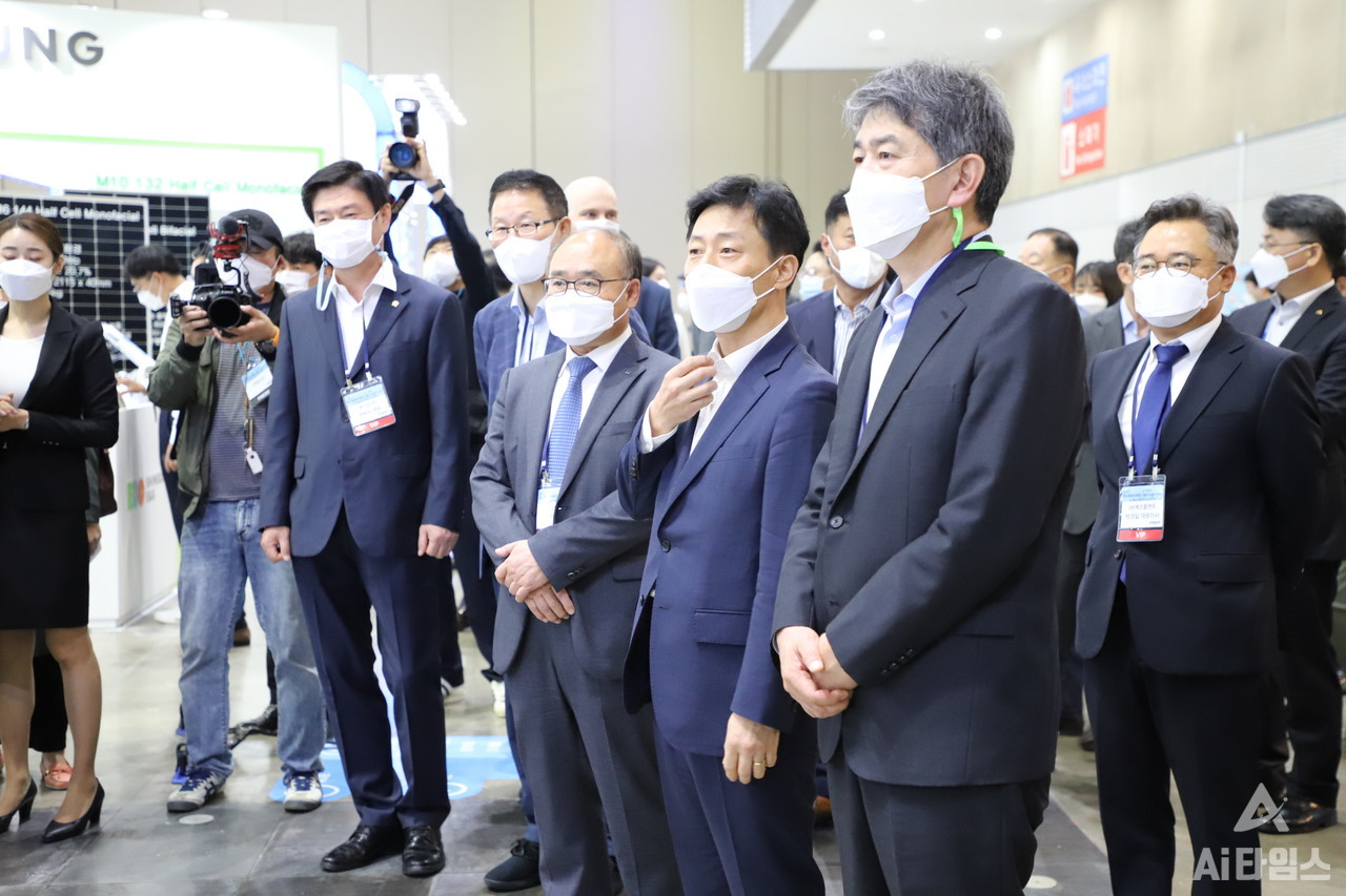 제1회 탄소중립 EXPO 개막식 이후 전시장 곳곳을 돌아보는 참석자들의 현장 투어가 이어졌다. (사진=윤영주 기자).